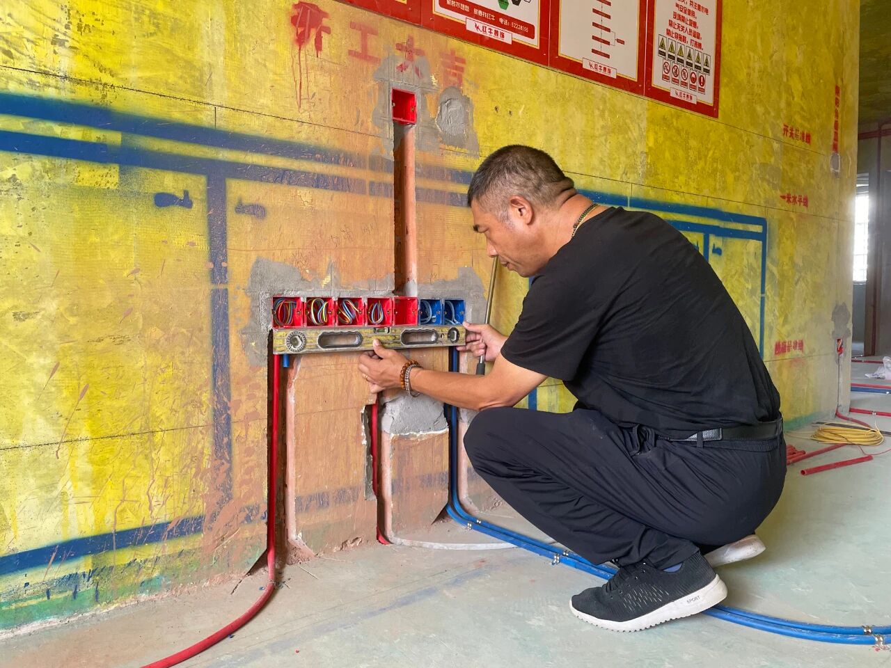 金九銀十裝修季｜南京紅牛裝飾工程總監(jiān)：工地巡檢無小事，嚴(yán)苛落實工藝標(biāo)準(zhǔn)！