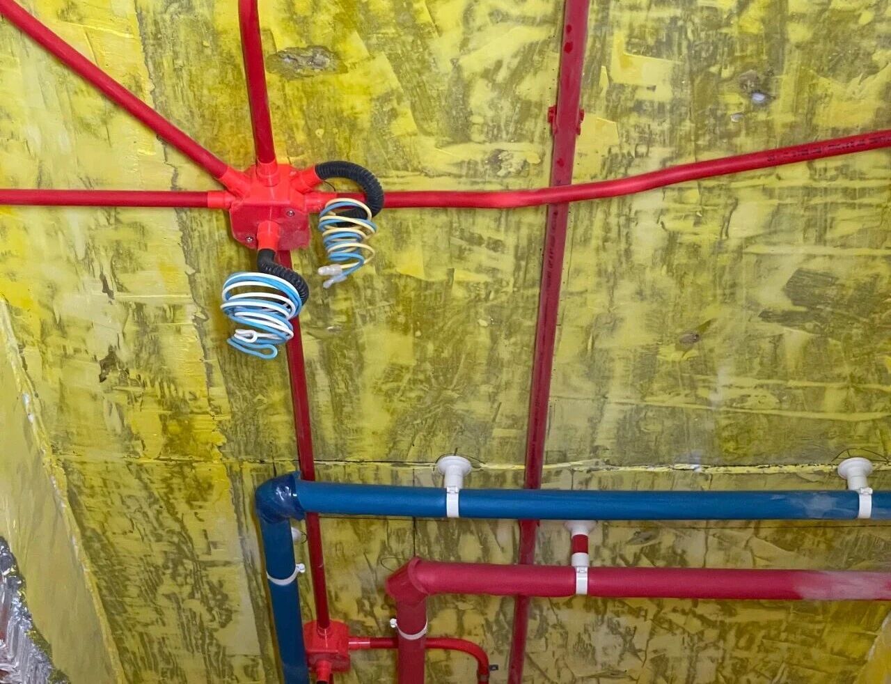 差別真的太大了！南京紅牛裝飾標(biāo)準(zhǔn)化水電工藝vs非正規(guī)／熟人施工隊(duì)的水電工藝！